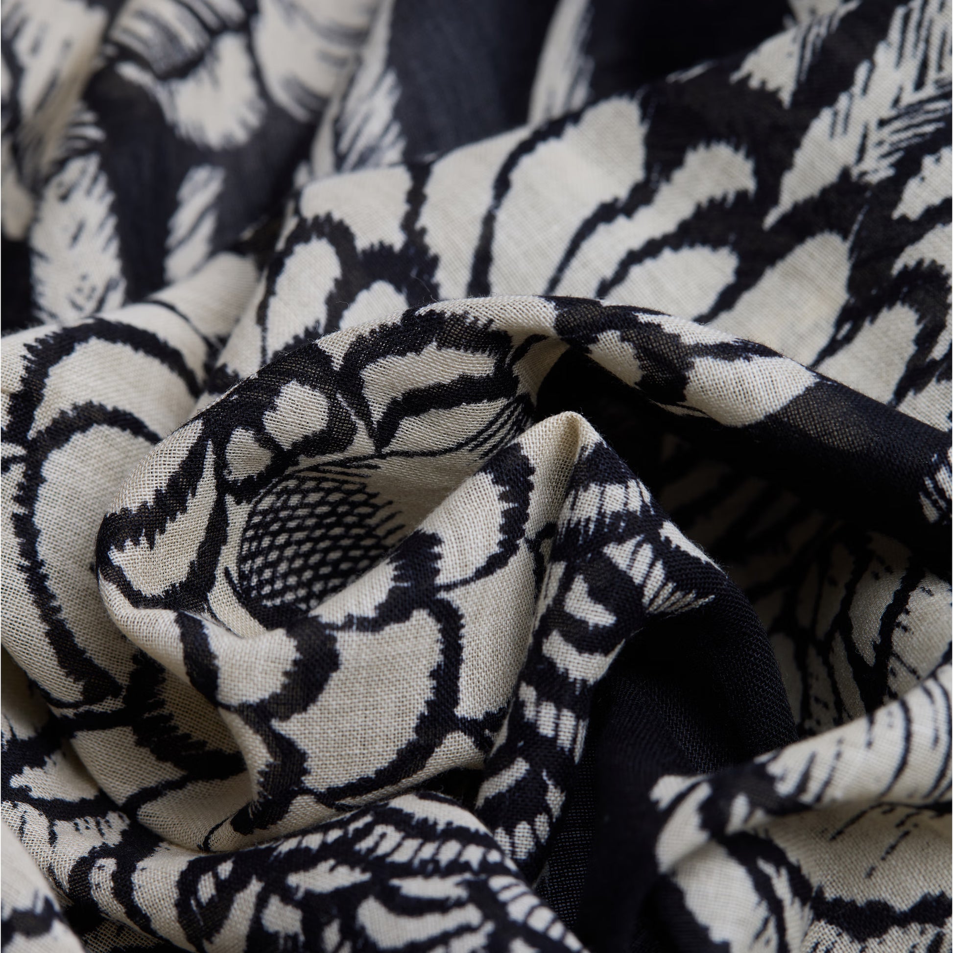 Inoui Editions Scarf 100 Caracat Black-Inoui Editions-Thistle Hill